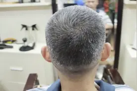 中年男子白发不愿意染发，剪款小寸头，真精神视频封面