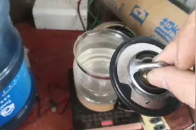 更换汽车节温器上视频封面