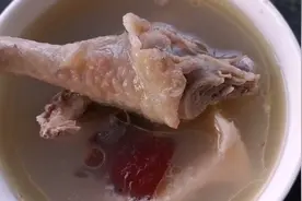 吃榴莲怎能错过榴莲煲鸡汤，滋补还美容养颜，还是那股熟悉的味道视频封面