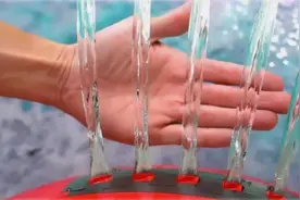 静止的水柱是什么原理？小伙在水球上扎个孔，网友：求大神解释视频封面
