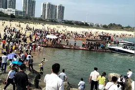 “五一”小长假福建石狮黄金海岸人爆满视频封面