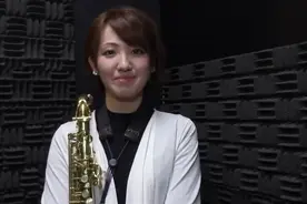 萨克斯风吹奏《名侦探柯南》主题曲，轻松愉悦的节奏勾起童年回忆