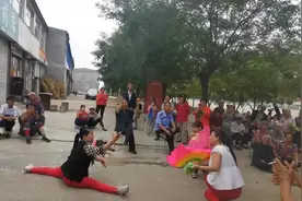 山西朔州三位大妈街头表演踢鼓子秧歌，引入围观，拍手叫好！视频封面
