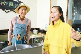 美女吃牛肉面，给老板唱了一首牛肉面之歌，老板送她一碗牛肉面视频封面
