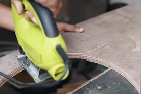 如何不费力地把木板锯成一个圆？这招也太实用了！