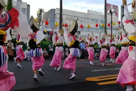 日本街头跳舞    为什么女生要喊  亚麻得视频封面