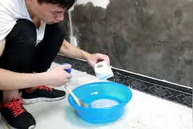 墙面泛碱如何正确处理，草酸刷墙中和碱性墙体，达到最理想效果！视频封面