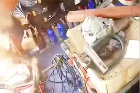 轮胎店员工将汽油倒入塑料桶 搬运时产生静电火花 瞬间引发爆炸视频封面
