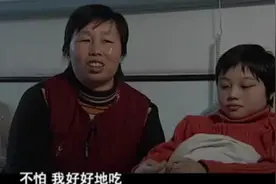 花季女孩腹部穿孔，内脏露出一截，医生看完大吃一惊视频封面