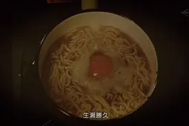 日本宅男做泡面配生鸡蛋，不够吃直接加米饭，吃得太爽了视频封面