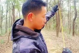 狙击手夜间使用无架弹弓就能精准打中棒棒糖，快来看他的讲解！