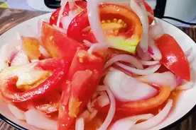 番茄洋葱新吃法，番茄拌洋葱酸甜口味，酸酸甜甜的小孩子最爱吃。