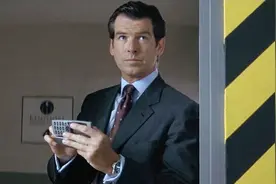 007经典座驾宝马750：可手机远程遥控驾驶，这才叫顶级特工装备！视频封面