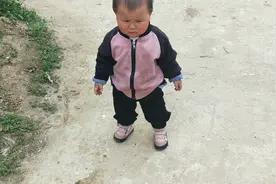 16个月宝宝最近学会无理取闹 一出门就要抱 宝宝：不抱我耍赖了