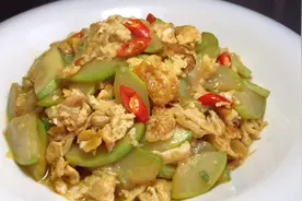 厨师长教年夜饭西葫芦炒鸡蛋做法，步骤详细，鲜美脆嫩下酒又下饭