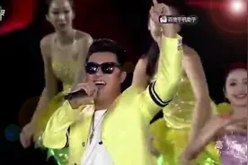 跨年演唱会上筷子兄弟+陈赫合成《小苹果》，那叫一个劲爆zhi'ai视频封面