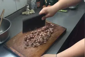 农村妈妈教你在家做熟猪肉干萝卜条包子，好吃又美味在外面买不着