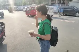 又到星期五了姐姐骑着电动车去学校接妹妹放学。妹妹可高兴了。视频封面