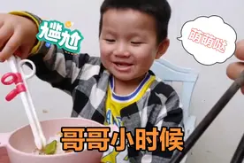 哥哥小时候太可爱了，男孩子都喜欢玩具车？激动的说话都结巴了