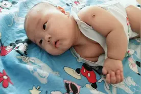看四个月的宝宝想要翻盘了，还喜欢和姐姐弹小琴😂😂😂😂视频封面