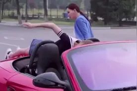 女友骑电动车撞上豪车，男朋友出面解围，要是我这女朋友就不要了视频封面