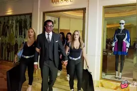 贫穷限制了我们的想象，看看澳洲超级富豪如何度过奢侈的一天……视频封面