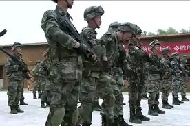 女兵训练男兵，被特种兵看到，都不敢相信！直呼：太霸气漂亮好玩视频封面