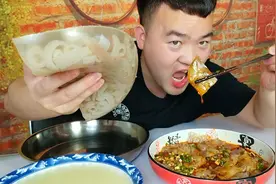 1斤肉皮3斤水，美食猫蒸一盆水晶肉皮冻，酸辣Q弹真过瘾视频封面