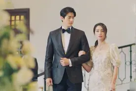 李珉廷和李己雨盛装出席朱相昱和苏怡贤的订婚礼，眼神相遇都是戏视频封面