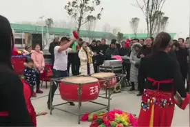 河南镇平石佛寺，民间精彩的锣鼓队演奏，美女 萨克斯吹得非常好视频封面