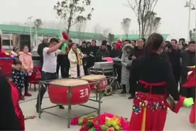 河南镇平石佛寺，民间精彩的锣鼓队演奏，美女 萨克斯吹得非常好视频封面
