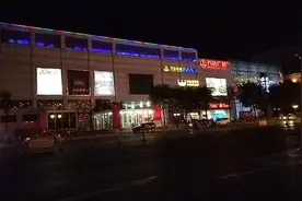 晚上在西安解放路五路口地铁口拍沿途夜景