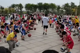 林彪故里《黄冈县》现如今改名（团风县）夜幕下商贩云集…