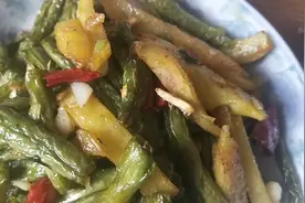 干煸豆角土豆这样做属实下饭，鲜香麻辣，做法简单