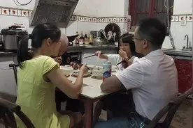 四个人三个菜，简简单单，家味浓浓，幸福！