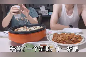 深夜放毒：周末晚上，花200块钱买的烤大肠，吃得美滋滋！