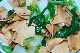 小白菜炒豆腐皮，白菜翠绿鲜嫩，豆腐皮香喷喷，全家人吃的很香