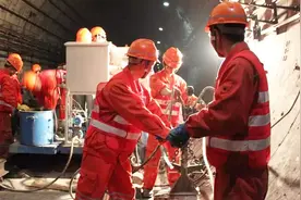 为什么在地下修建地铁时，不会撞到地基？看完真佩服中国工程师视频封面