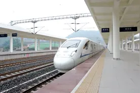 成雅铁路开通运营 坐动车去雅安看大熊猫