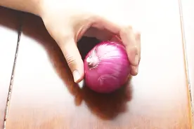 洋葱买多了，不知道怎么保存？快来get新技能吧！视频封面