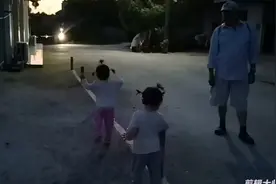 难得爷爷奶奶一起带双妹跳广场舞，最后双妹却见到猫猫都不想走了