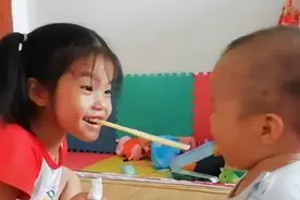两姐弟每天一起玩总是那么开心，一起来看看姐姐用什么东西逗弟弟