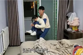 小伙把媳妇惹哭了，看小伙是怎么哄媳妇的，最后媳妇竟然笑了