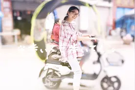 00后小姑娘学电瓶车，笑料百出，却在姐姐的指导下，十分钟学会