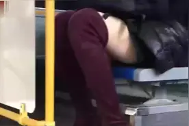 公交车上遇到的男子，冬天光着大腿，脚上还穿着女士靴子！视频封面