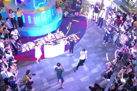 金发美女电音现场打碟，音乐一响，腿就控制不住了视频封面