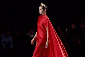 EVE CINA时尚走秀，金色王冠大红裙，简直太美！
