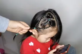 小女孩短发造型，不用发饰也这么好看，奶奶说给满分视频封面