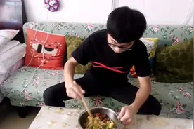 受疫情影响，学校一直放假，14岁小男孩每天自己在房间做饭吃。视频封面
