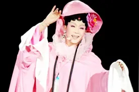 36岁李玉刚火出国！女装造型惊艳巴黎时装周，老外：咋是男的视频封面